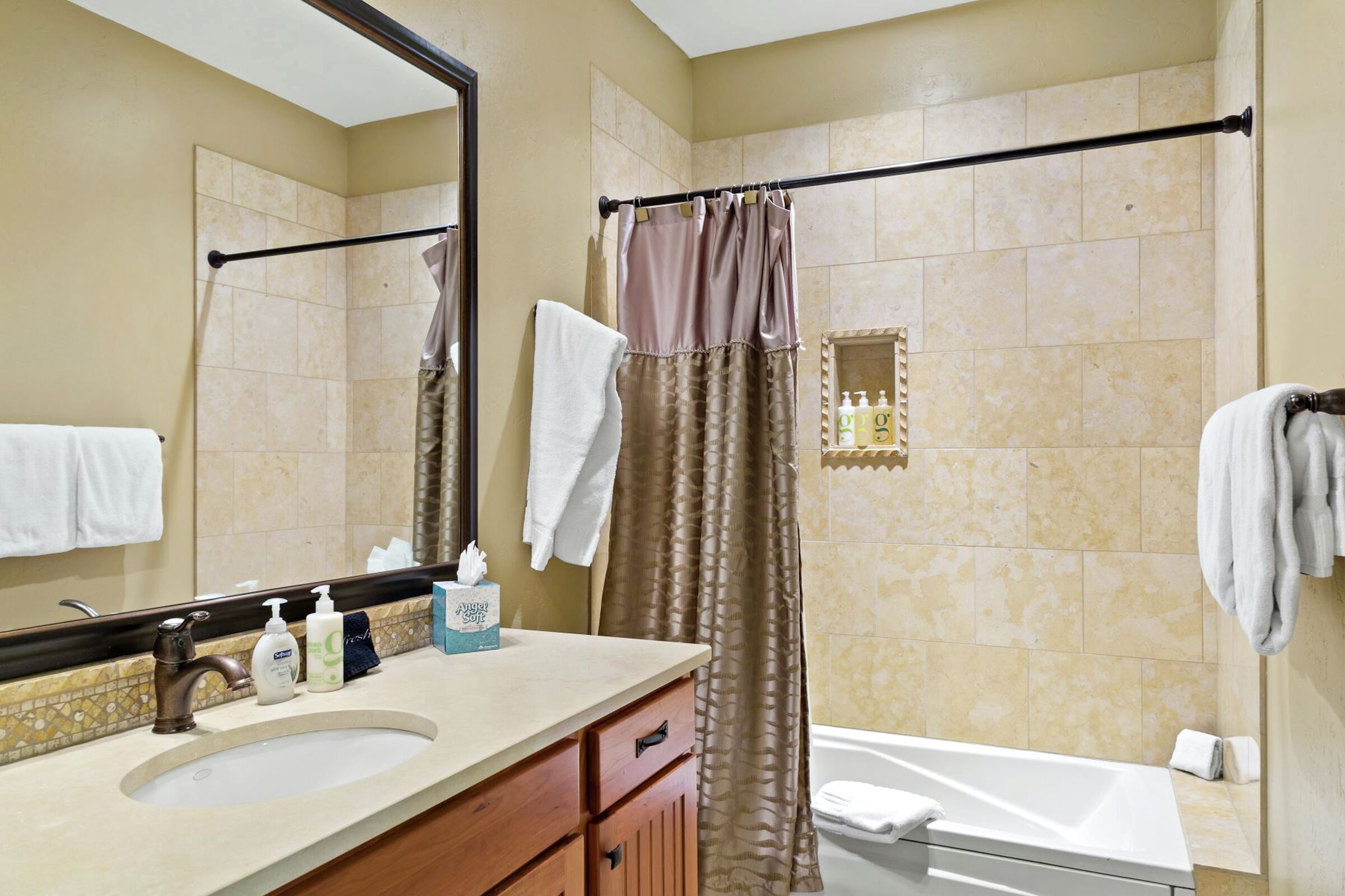 #1 - Tramontana Trailhead - Ensuite Bathroom