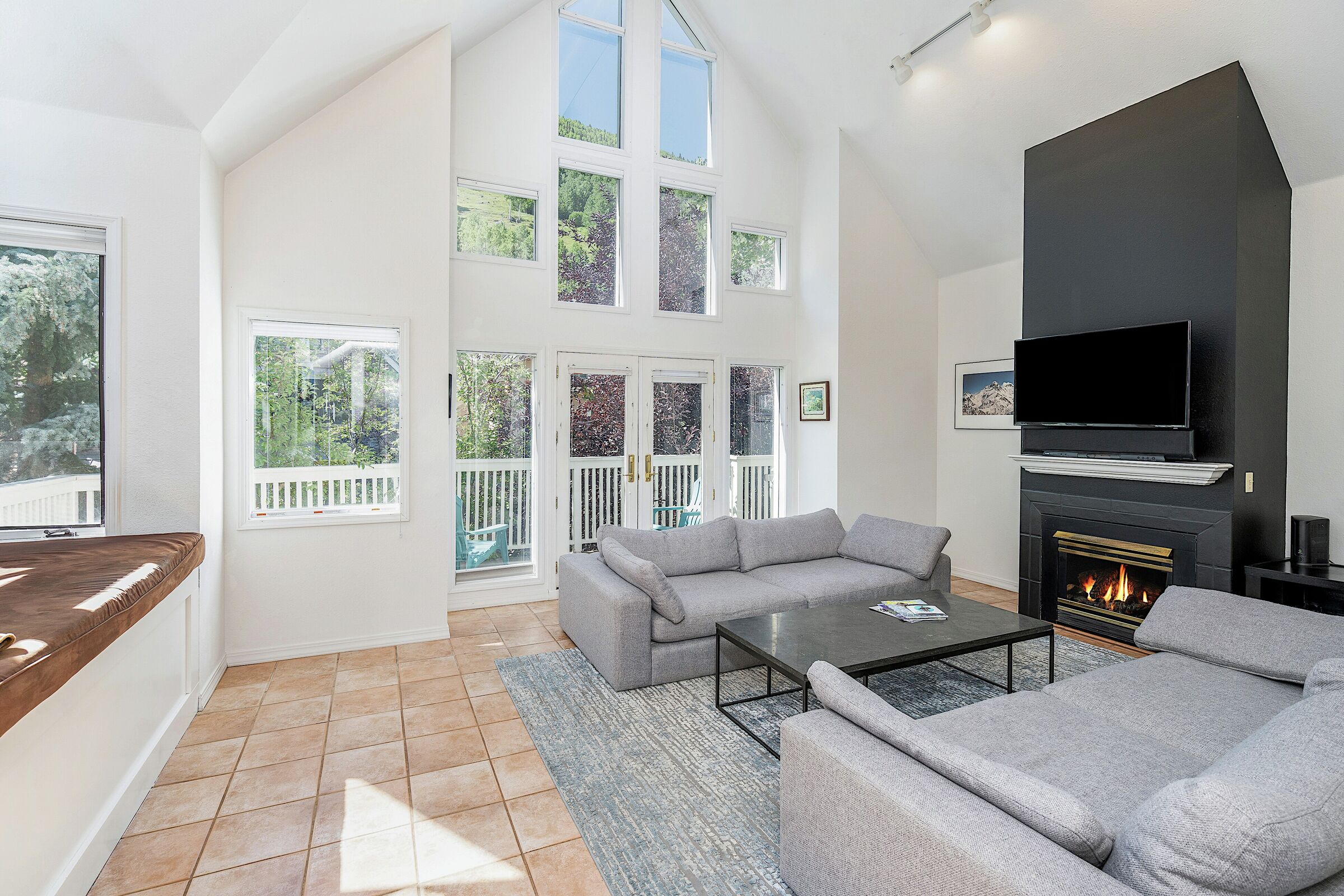 6 Bdrm + Loft 4 Bath - Living Room