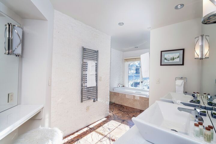 #402 - Master Ensuite Bathroom