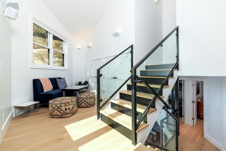 3 Bdrm 3 Bath HT - Sitting Area