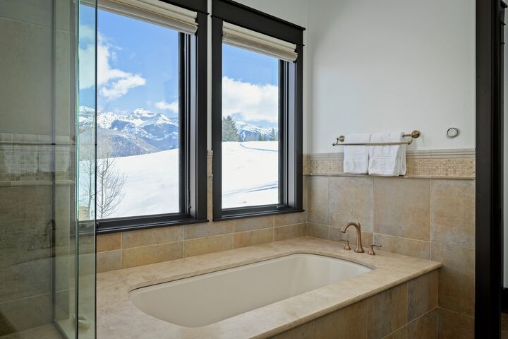 4 Bdrm + Den 4 Bath HT - Master Ensuite Bathroom