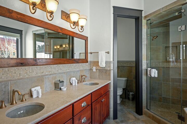 4 Bdrm + Den 4 Bath HT - Master Ensuite Bathroom