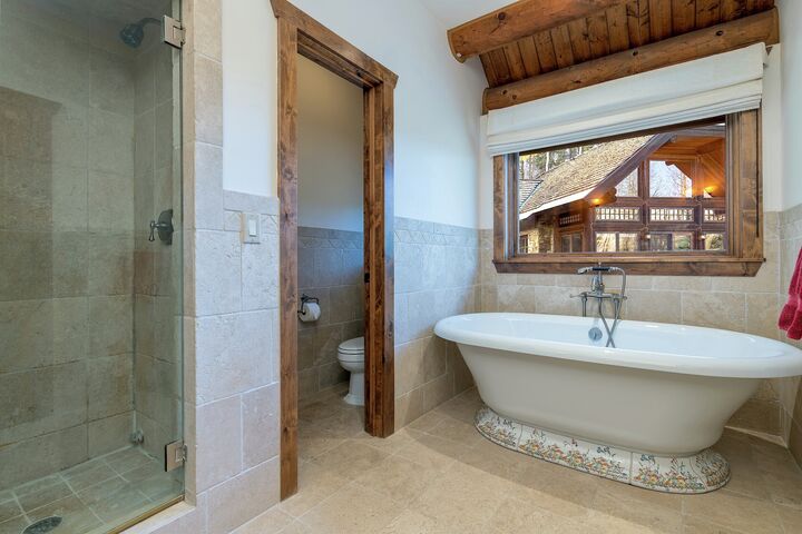 8 Bdrm + Loft 5.5 Bath HT - Master Ensuite Bathroom