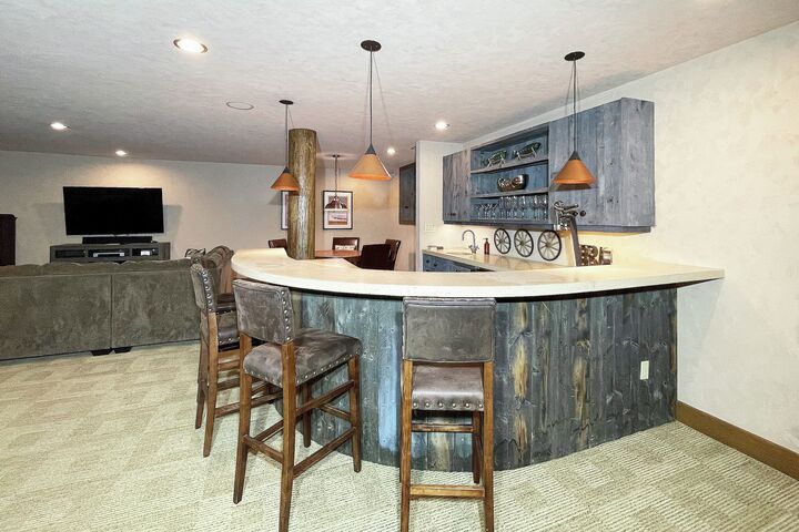 6 Bdrm 6.5 Bath HT - Family Room with Wet Bar