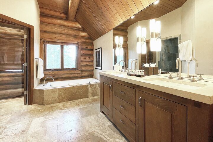 6 Bdrm 6.5 Bath HT - Master Ensuite Bathroom