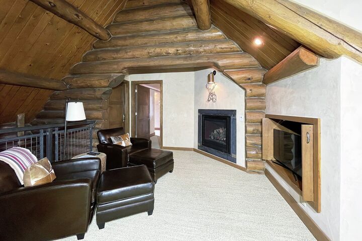 6 Bdrm 6.5 Bath HT - Loft Sitting Area
