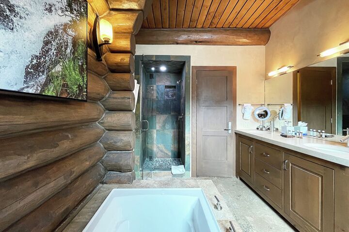 6 Bdrm 6.5 Bath HT - Ensuite Bathroom