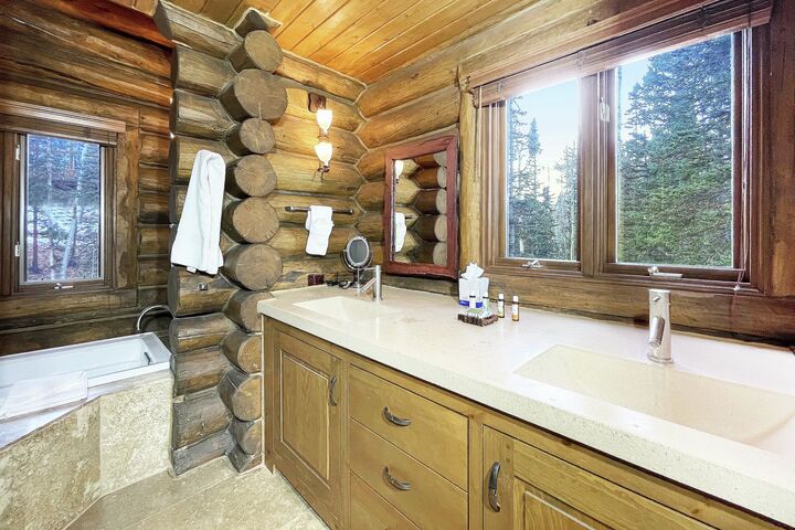 6 Bdrm 6.5 Bath HT - Ensuite Bathroom