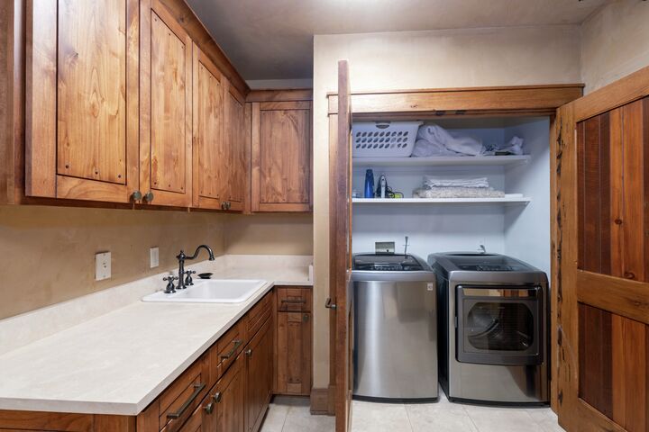 5 Bdrm 5.5 Bath HT - Laundry Room