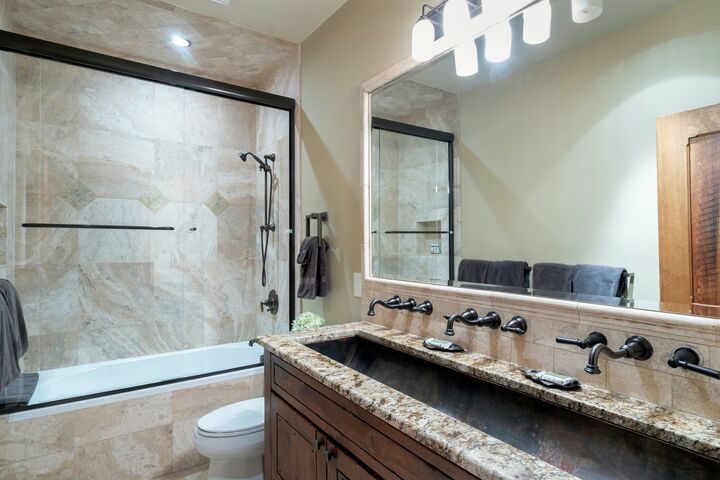 5 Bdrm 5.5 Bath HT - Ensuite Bathroom