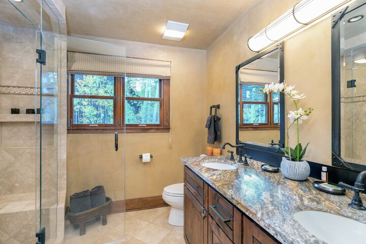 5 Bdrm 5.5 Bath HT - Ensuite Bathroom