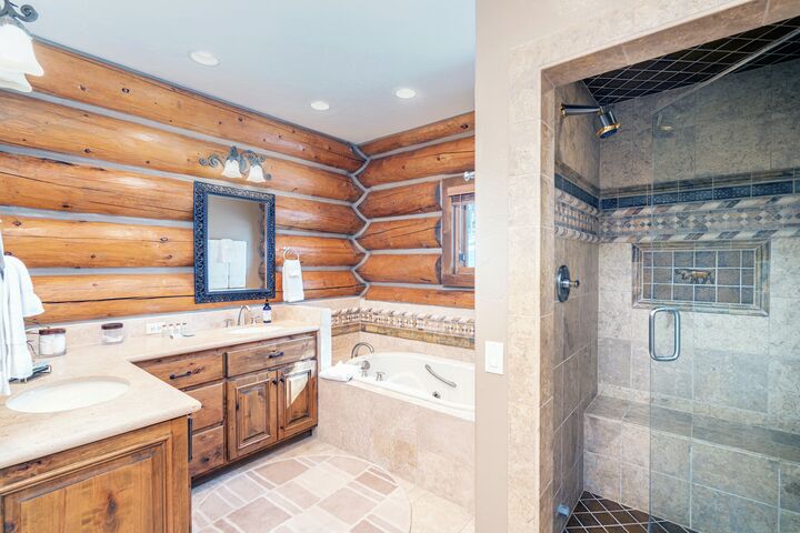 6 Bdrm 6.5 Bath HT - Master Ensuite Bathroom