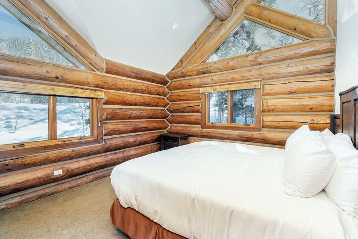 6 Bdrm 6.5 Bath HT - Apartment Bedroom
