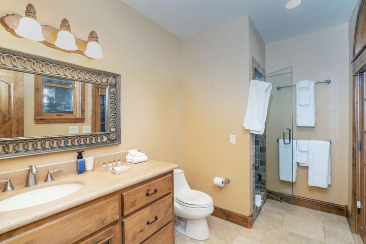 6 Bdrm 6.5 Bath HT - Ensuite Bathroom