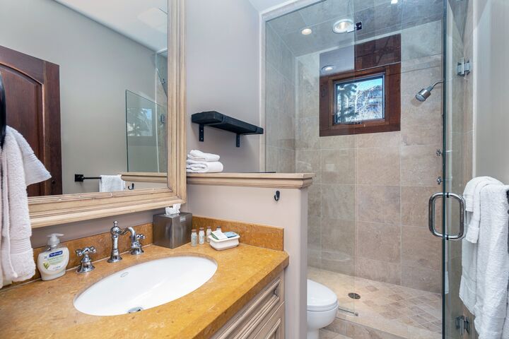7 Bdrm 7.5 Bath HT - Ensuite Bathroom