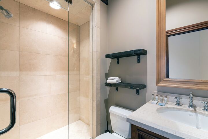 7 Bdrm 7.5 Bath HT - Ensuite Bathroom