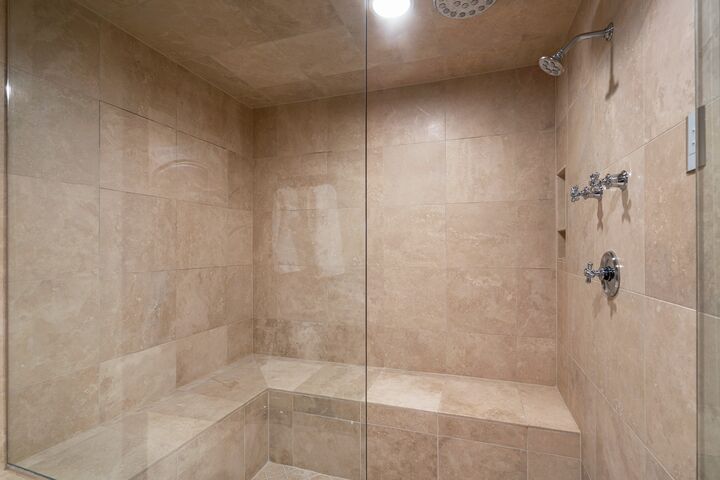 7 Bdrm 7.5 Bath HT - Sauna Shower