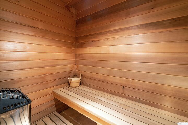 7 Bdrm 7.5 Bath HT - Indoor Sauna Room