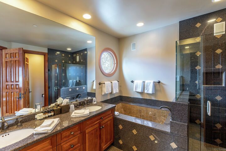 6 Bdrm 8 Bath HT - Ensuite Bathroom