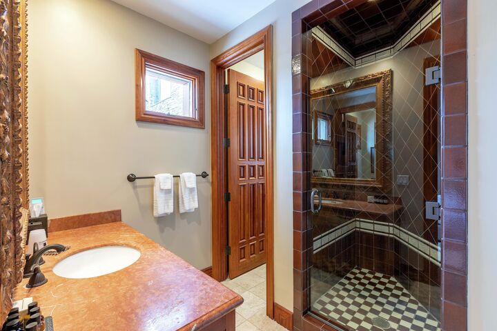 6 Bdrm 8 Bath HT - Ensuite Bathroom