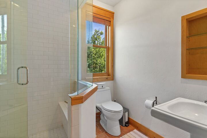 5 Bdrm 5.5 Bath HT - Ensuite Bathroom
