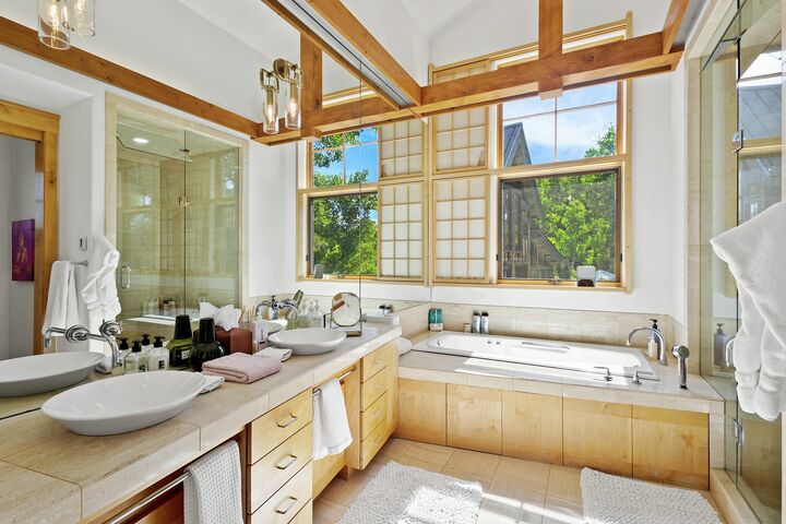 5 Bdrm 5.5 Bath HT - Master Ensuite Bathroom