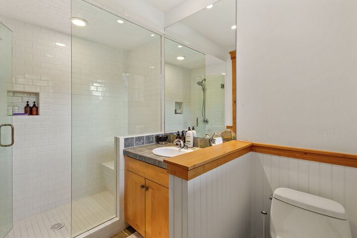 5 Bdrm 5.5 Bath HT - Ensuite Bathroom