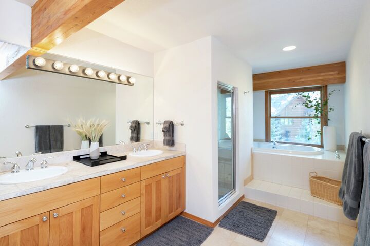 4 Bdrm 4.5 Bath HT - Master Ensuite Bathroom