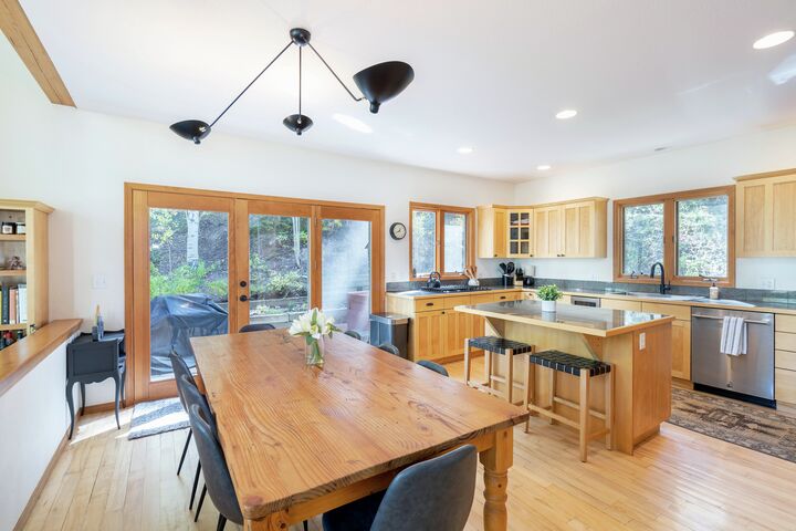 4 Bdrm 4.5 Bath HT - Dining Area & Kitchen