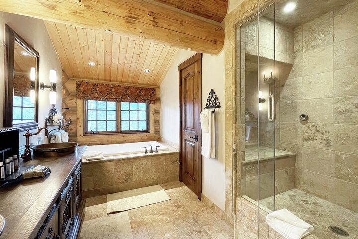 7 Bdrm 7 Bath HT - Ensuite Bathroom