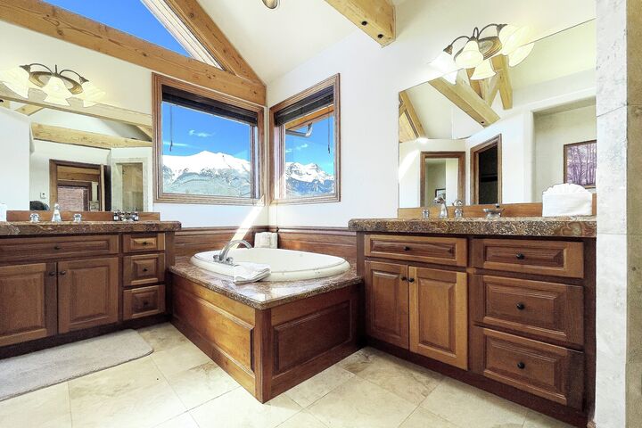 5 Bdrm 4.5 Bath HT - Master Ensuite Bathroom