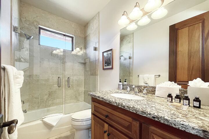 5 Bdrm 4.5 Bath HT - Ensuite Bathroom