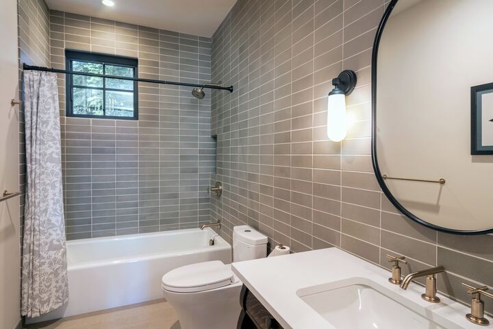 4 Bdrm 3.5 Bath - Ensuite Bathroom