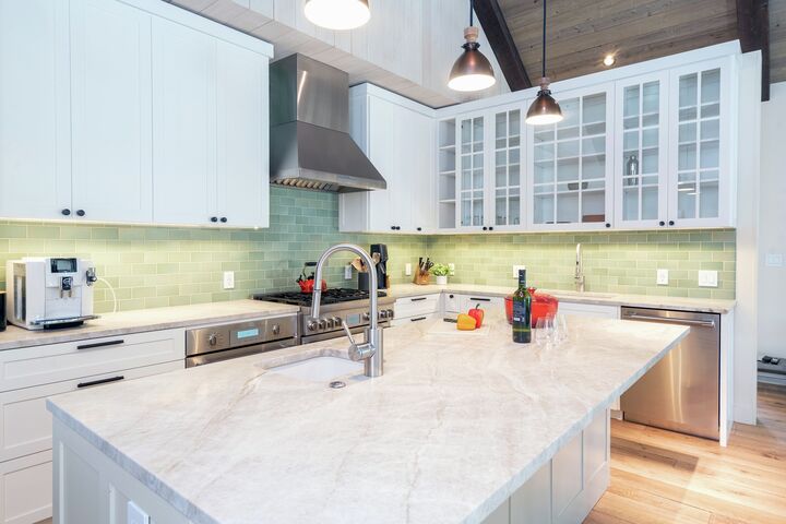4 Bdrm 3.5 Bath - Kitchen