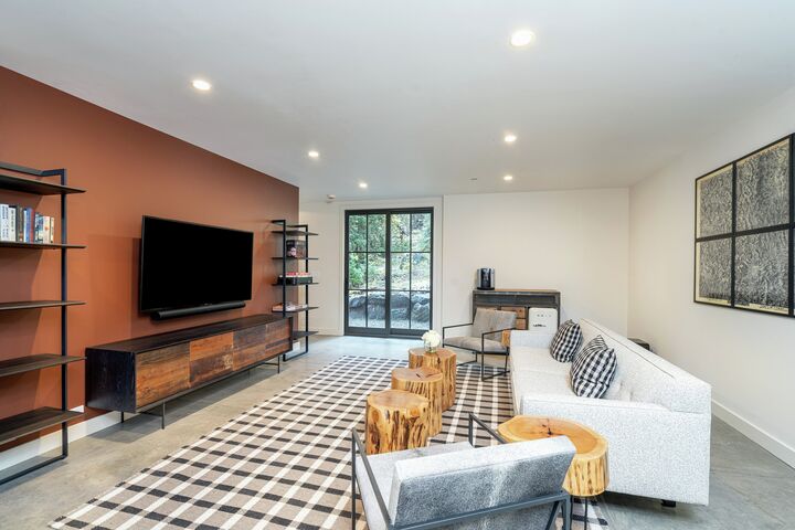 4 Bdrm 3.5 Bath - Family Room