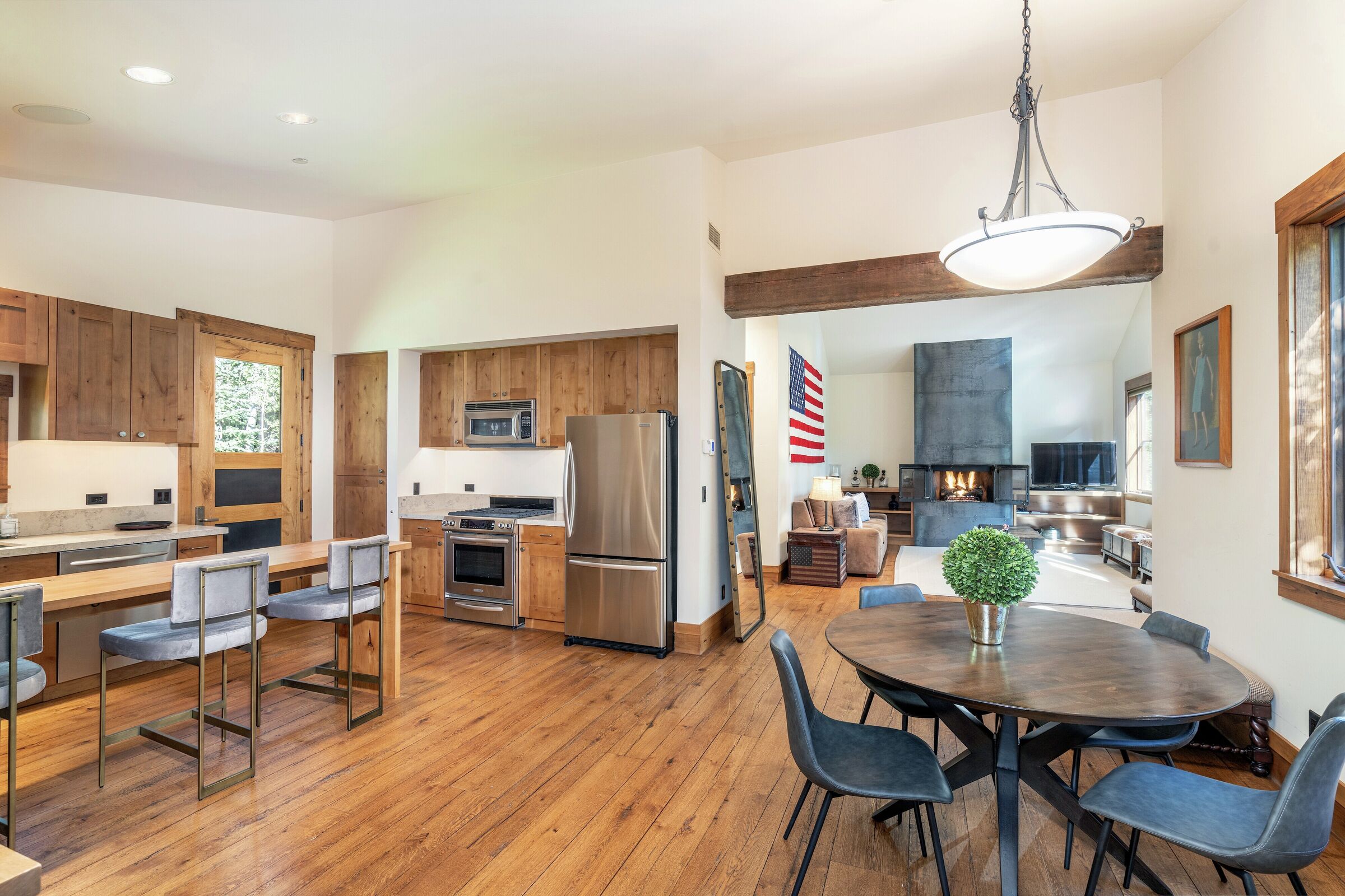 Apartment Dining Area & Kitchen