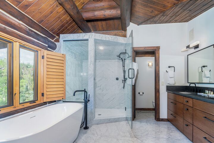 4 Bdrm 4.5 Bath HT - Master Ensuite Bathroom