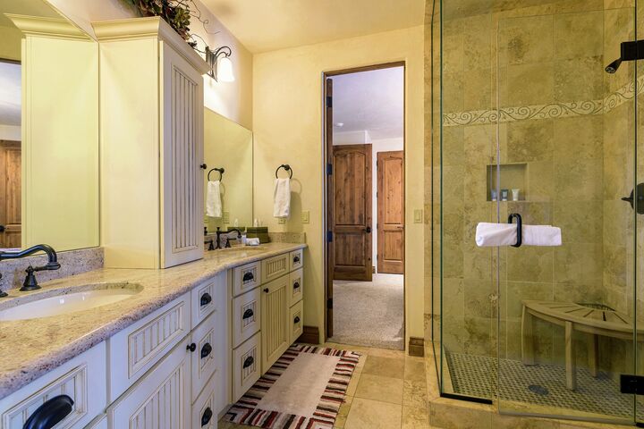 8 Bdrm 8 Bath HT - Ensuite Bathroom