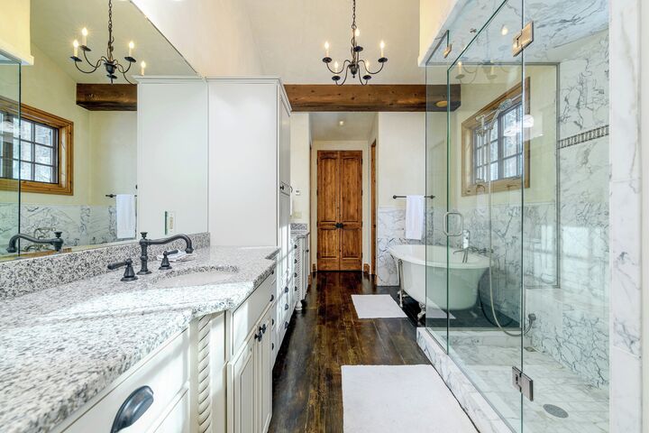 8 Bdrm 8 Bath HT - Master Ensuite Bathroom