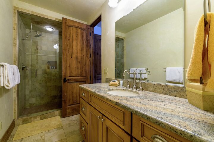8 Bdrm 8 Bath HT - Ensuite Bathroom