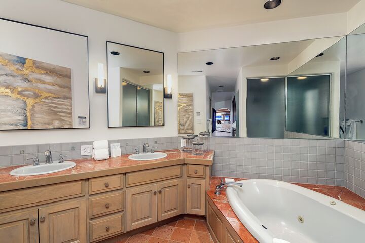 4 Bdrm 4.5 Bath - Master Ensuite Bathroom