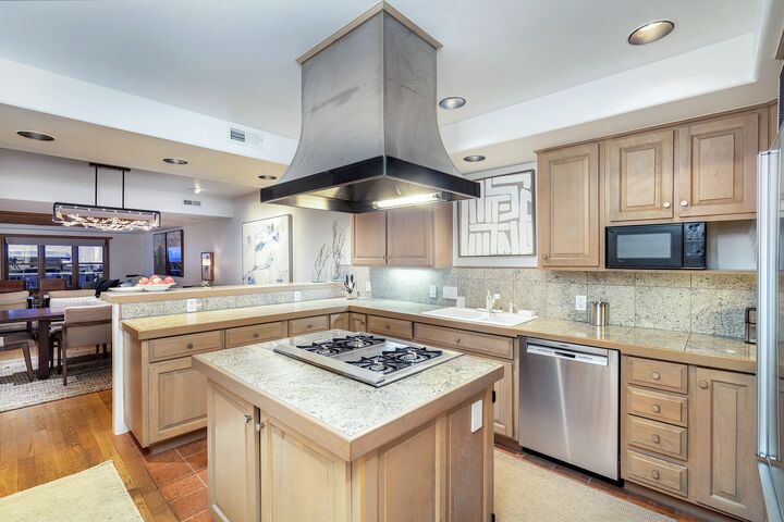 4 Bdrm 4.5 Bath - Kitchen