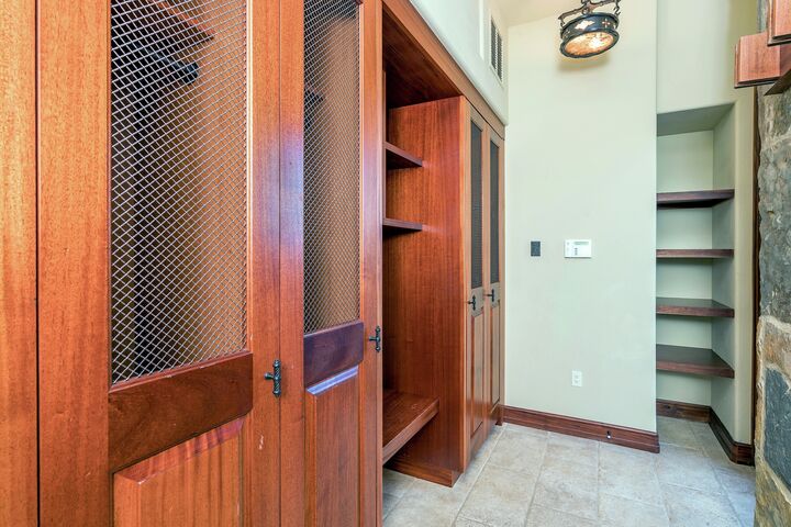 6 Bdrm 6.5 Bath HT - Mud Room