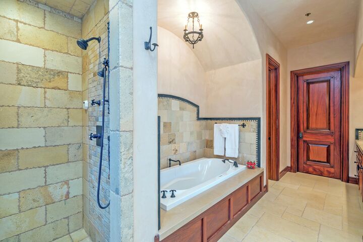 6 Bdrm 6.5 Bath HT - Ensuite Bathroom