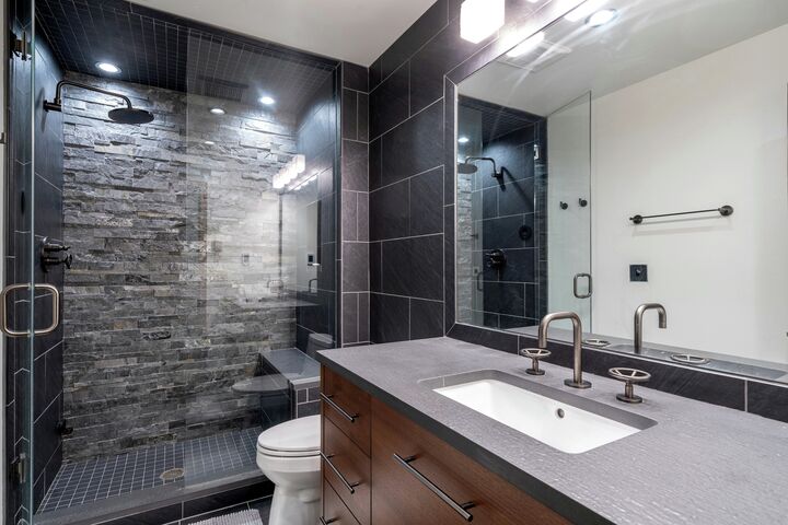 #A101 - Riverside Hummingbird - Bathroom