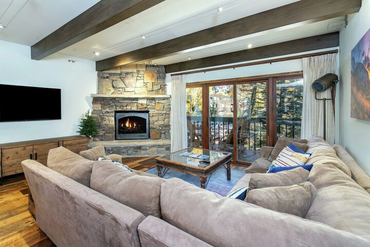 #A101 - Riverside Hummingbird - Living Area