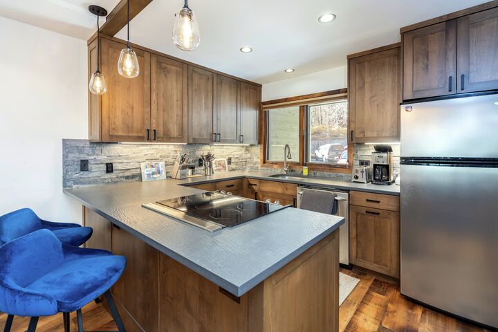 #A101 - Riverside Hummingbird - Kitchen