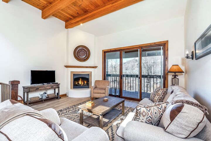 #C203 - Riverside Owl - Living Area