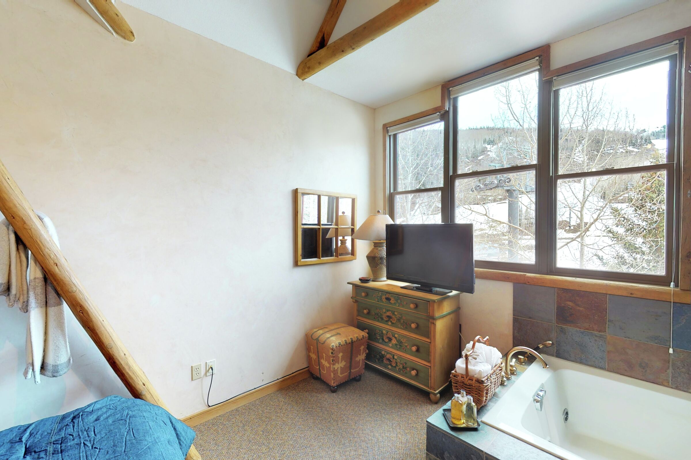 #10 - Columbia Breeze - Bedroom