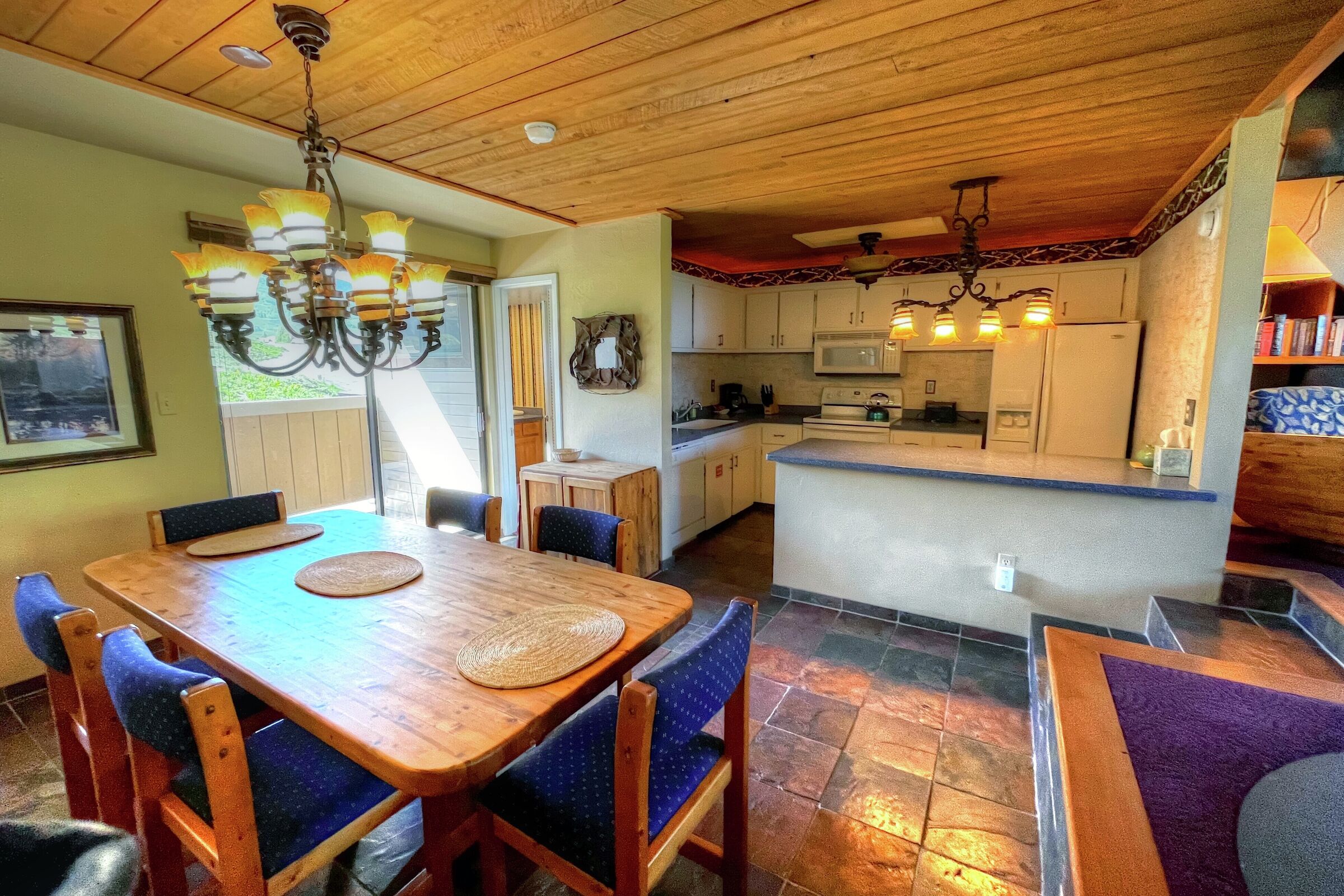 #05 - Dining Area & Kitchen